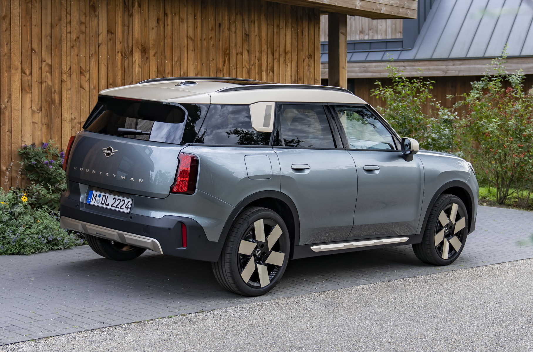 Новый MINI Countryman обзавелся базовой версией и подешевел