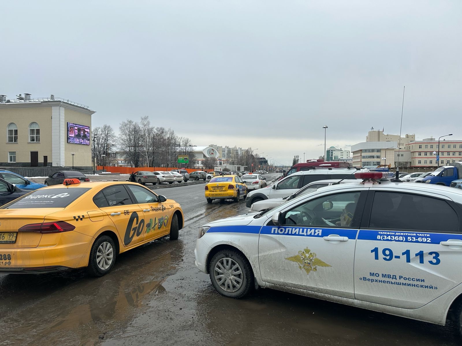 Госдума одобрила запрет иномарок в такси
